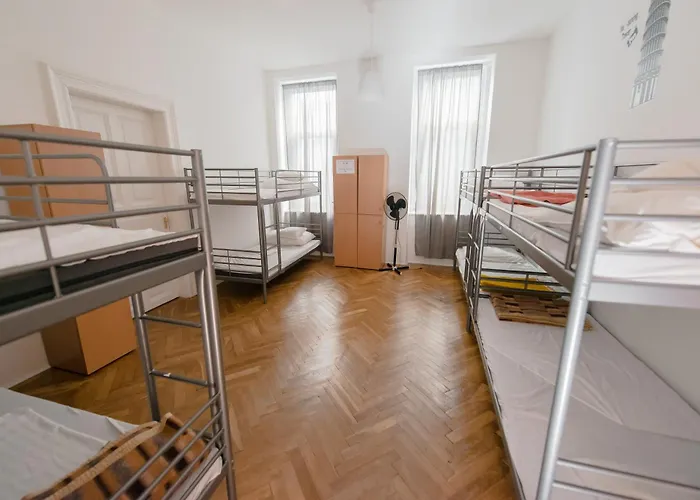 Budapest Party Hostel At Udvarom